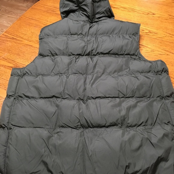 NWOT, St John’s Bay Hooded Puffer Vest, Mens XLT - Picture 3 of 3